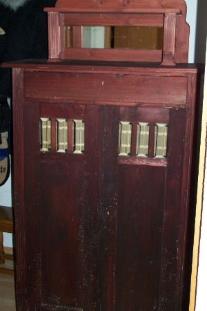 Vertiko mit nachgebauten Aufbau Rest wurde Restauriert und Repariert. Glas mit Facetten wurde neu eingesetzt Vertiko mit nachgebauten Aufbau Rest wurde Restauriert und Repariert. Glas mit Facetten wurde neu eingesetzt