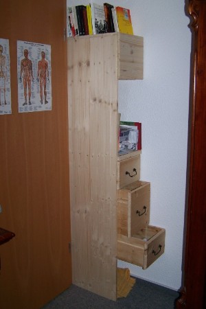 Jeden Platz sinnvoll nutzen. Dieser Schrank mit 3 Schubladen, drei Ablagen und ein Fach mit Klapptür wurde auf Maß hinter diese Tür eingearbeitet Jeden Platz sinnvoll nutzen. Dieser Schrank mit 3 Schubladen, drei Ablagen und ein Fach mit Klapptür wurde auf Maß hinter diese Tür eingearbeitet
