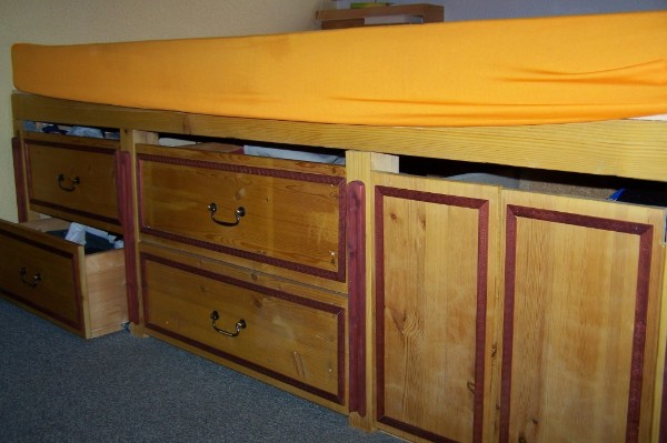 Dieses Hochbett wurde in einer Höhe für eine schwangere Frau gebaut, damit sie nicht zum Bett hoch steigen oder sich nach unten setzen mußte. Dieses Hochbett wurde in einer Höhe für eine schwangere Frau gebaut, damit sie nicht zum Bett hoch steigen oder sich nach unten setzen mußte.