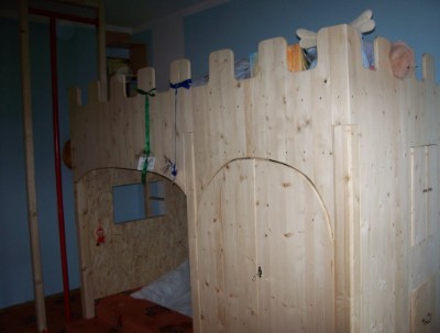 Hochbett mit vielen Ablagen, abschließbare Türen, Schubkasten, Rollkasten und Kletterstange Hochbett mit vielen Ablagen, abschließbare Türen, Schubkasten, Rollkasten und Kletterstange