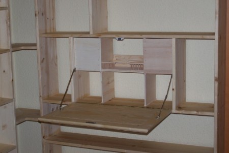 Sekretär mit 2 Schubkästen und 4 Ablagefächer. Das obere in der Mitte hat ein "Geländer" Sekretär mit 2 Schubkästen und 4 Ablagefächer. Das obere in der Mitte hat ein "Geländer"