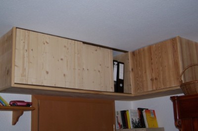 Henkeschrank auf der einen Seite mit Schiebetüren gegenüber mit Klapptüren Henkeschrank auf der einen Seite mit Schiebetüren gegenüber mit Klapptüren