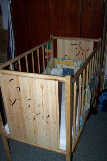 Das Kinderbett war zuvor weiß gestrichen. Es wurde abgelaugt und die Stirnseiten komplett neu gebaut und neu gestalltet. Das Kinderbett war zuvor weiß gestrichen. Es wurde abgelaugt und die Stirnseiten komplett neu gebaut und neu gestalltet.