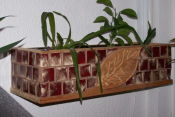 Das Blatt wurde im Relief herausgearbeitet. Die Fließen sind selbst gemacht, glasiert und gebrannt worden. Das Blatt wurde im Relief herausgearbeitet. Die Fließen sind selbst gemacht, glasiert und gebrannt worden.